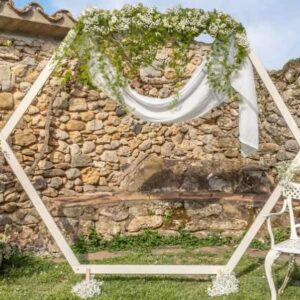 Arche hexagonale en bois décorée pour cérémonie laïque et mariage bohème chic