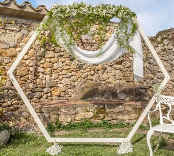 Arche hexagonale en bois décorée pour cérémonie laïque et mariage bohème chic
