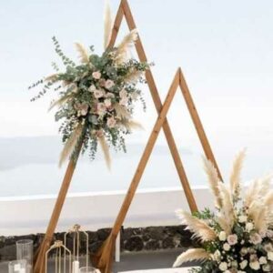 Arche triangulaire en bois décorée pour cérémonie laïque et mariage bohème chic