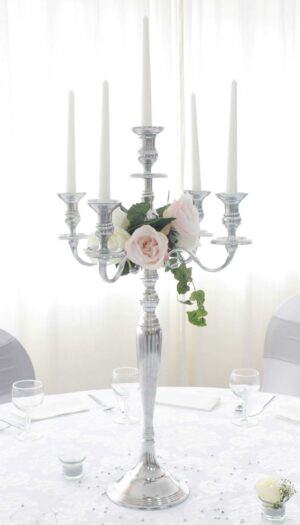 Grand chandelier doré pour décoration de mariage ou événement élégant